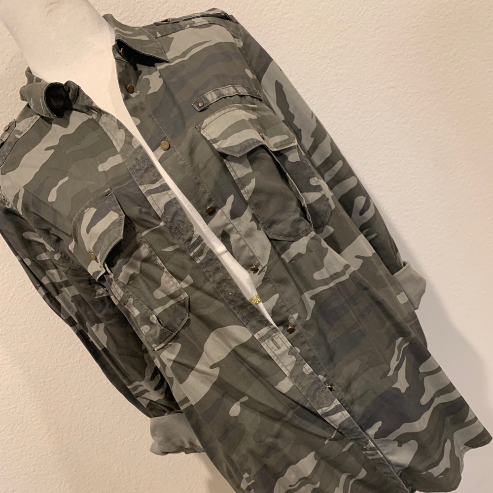 Express Camo Boyfriend Button Down Blouse 🖤